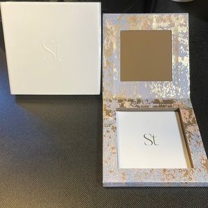 Seint palette - Crushed Velvet Design holds 4 eyeshadows pans ( not included )